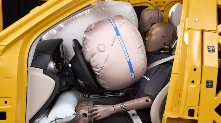 Dual contour airbag for autonomous vehicles unveiled by ZF Lifetec Dual contour airbag for AVs unveiled by ZF Lifetec