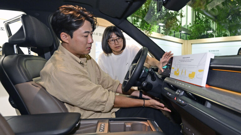 Hyundai and Kia unveil in-vehicle temperature control technologies Hyundai and Kia unveil in-vehicle temperature control technologies.