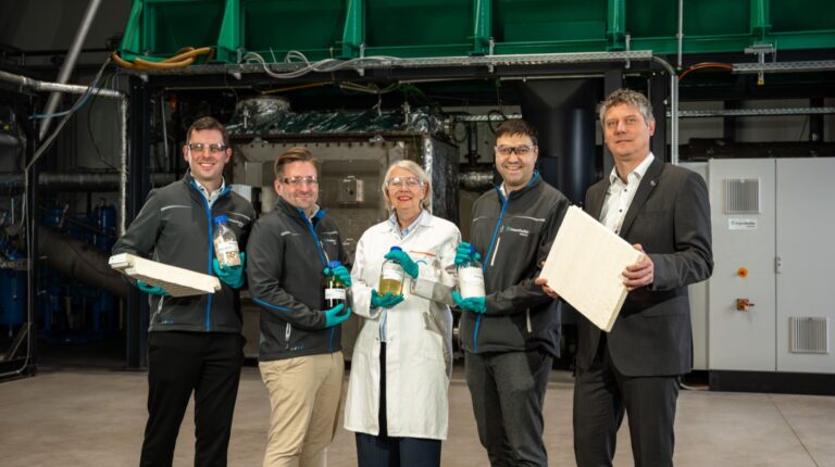 Covestro and Fraunhofer UMSICHT representatives pose at the signing of the contract for the collaboration on a new smart pyrolysis recycling pilot plant.